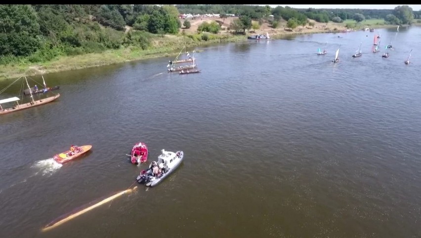 Festiwal Wisły 2018. Jedna z łodzi flisaczych wywróciła się do góry dnem i 3-osobowa załoga wpadła do wody