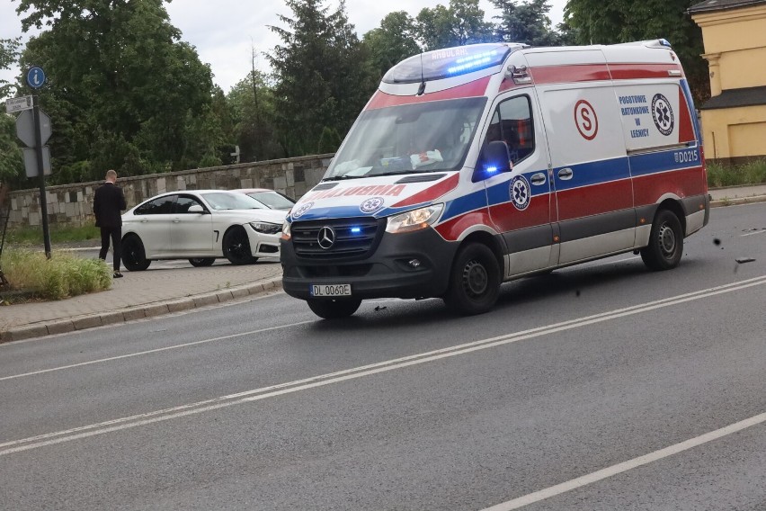 Wypadek na ulicy Wrocławskiej w Legnicy, auto osobowe uderzyło w karetkę pogotowia