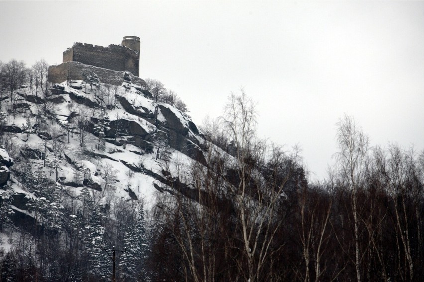 Zamek Chojnik ma strategiczne położenie na szczycie stromej...