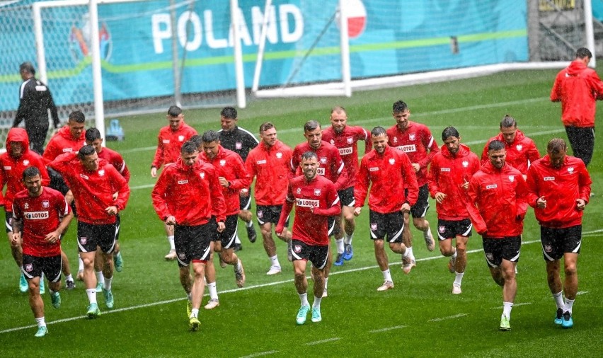 Piłkarze reprezentacji Polski wyszli na boisko w ulewie. Zobaczcie deszczowy trening na stadionie Polsat Plus Arena Gdańsk [zdjęcia]