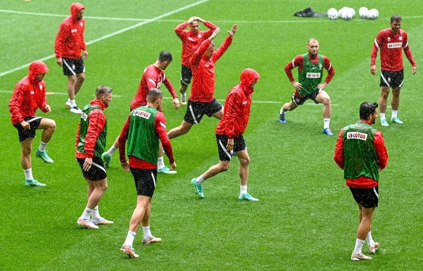 Piłkarze reprezentacji Polski wyszli na boisko w ulewie. Zobaczcie deszczowy trening na stadionie Polsat Plus Arena Gdańsk [zdjęcia]