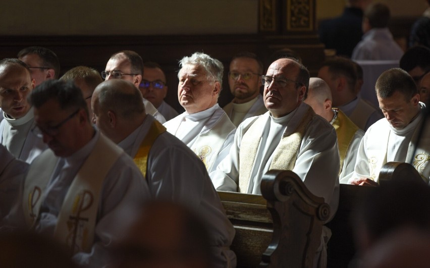 Wielki Czwartek w Przemyślu. Podczas Mszy Św. Krzyżma duchowni z Archidiecezji Przemyskiej odnowili przyrzeczenia kapłańskie [ZDJĘCIA]