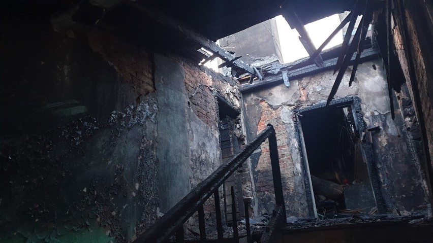 Pożar kamienicy przy Abramowskiego 22 w Łodzi. Mieszkańcy mają wielką dziurę w dachu! 20.01.2023