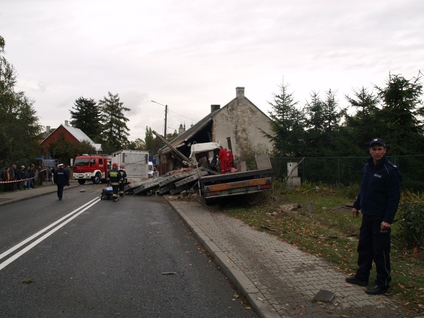 Tragiczny wypadek w Opatowie: droga całkowicie nieprzejezdna-informacje z godziny 23:30