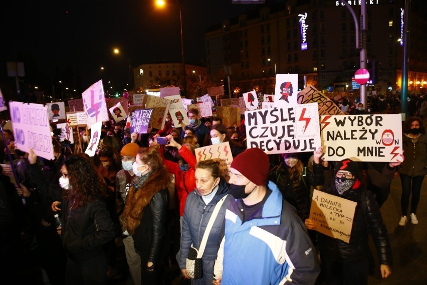 Wielki Strajk Kobiet w Warszawie. Są tam również protestujący z Krakowa [ZDJĘCIA]