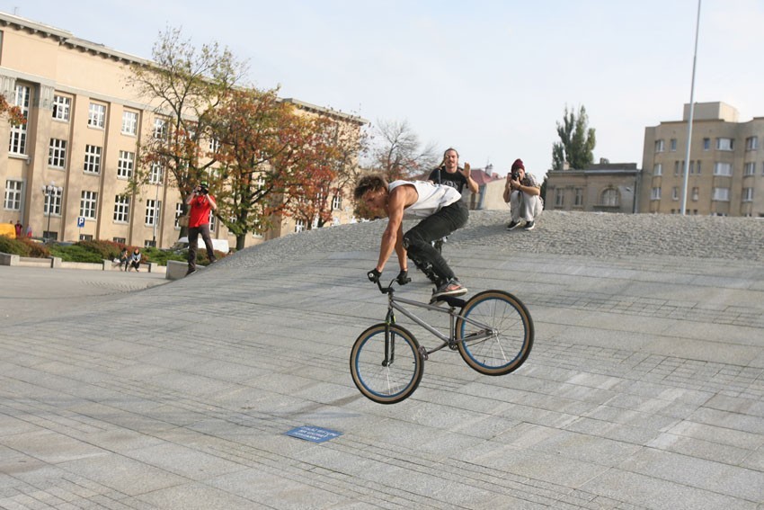 Triki Team-u Proper na rowerach BMX na placu Dąbrowskiego w...