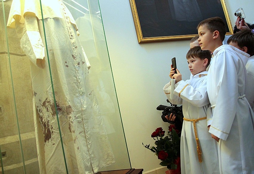 Zakrwawiona sutanna Jana Pawła II po raz pierwszy w Krakowie [NOWE ZDJĘCIA]
