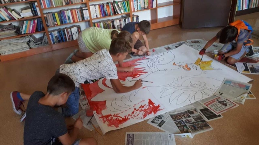W Boguszowie-Gorcach tegoroczne wakacyjne spotkania w bibliotece rozpoczęły się z początkiem sierpnia i miały charakter patriotyczny