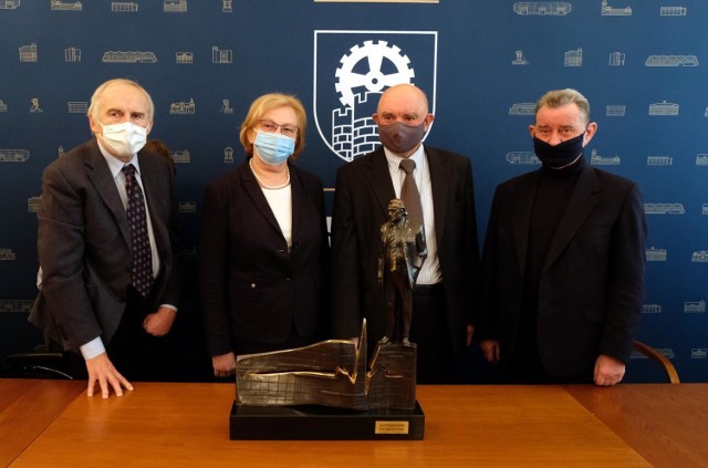 2 lutego 2021 w zabrzańskim ratuszu podpisano umowę dotyczącą wykonania pomnika prof. Zbigniewa Religi. Zobacz kolejne zdjęcia >>>