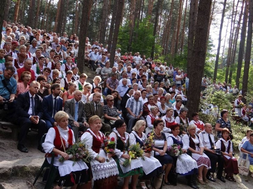 Uroczysta msza święta w Dolinie Objawienia w Kałużach 