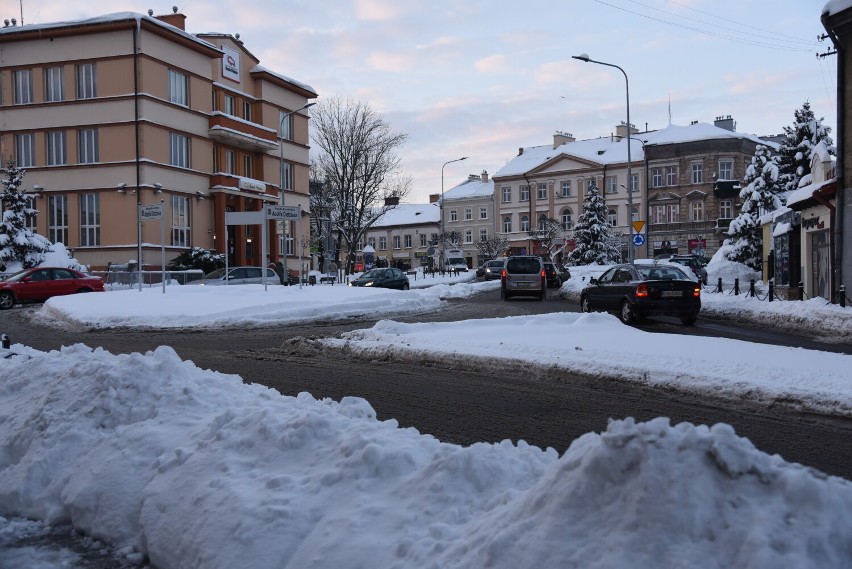 Jarosław pokryty śnieżną pierzynką. Tak prezentuje się miasto w zimowej scenerii [ZDJĘCIA]
