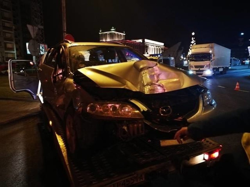 Dąbrowa Górnicza: Zderzenie samochodów na rondzie w centrum [ZDJĘCIA]