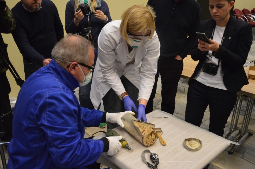 Głogów: Otworzyli kapsułę czasu sprzed 117 lat [FOTO, FILM]