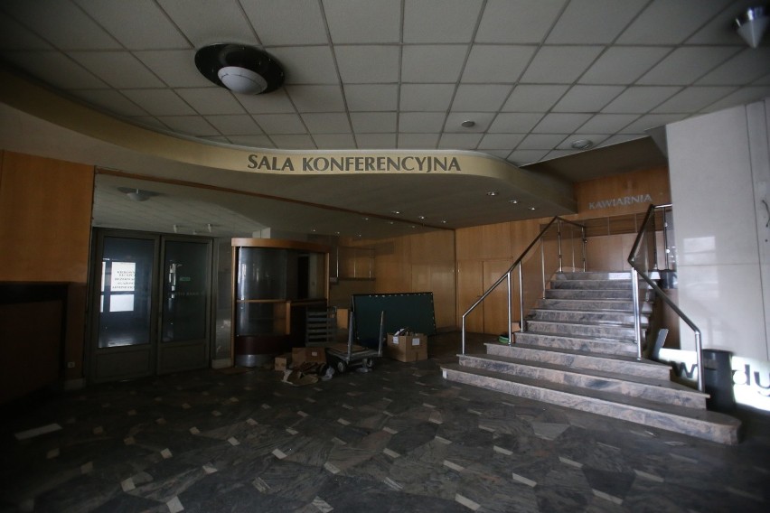 Hotel Silesia w centrum Katowic czeka na wyburzenie. Tak dziś wygląda architektoniczna perła PRL-u