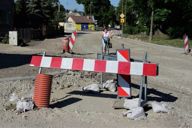 Nawierzchnię w ścisłym centrum Pakości tymczasowo usypano z kamienia wapiennego. Kurzy się strasznie, a końca robót nie widać