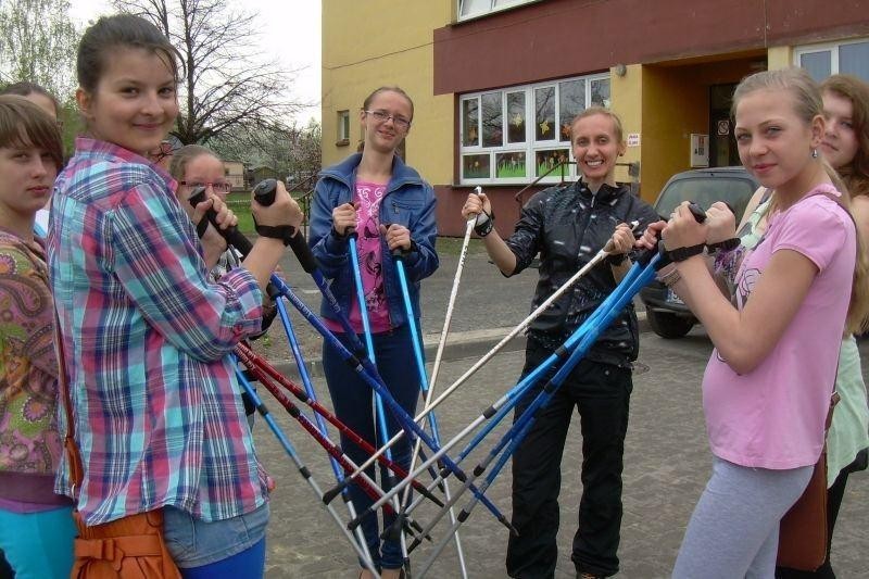 Szkoły Żory: Uczniowie z ZSS i Zs nr 8 na spotkaniu integracyjnym: był spacer z kijkami i mecz FOTO