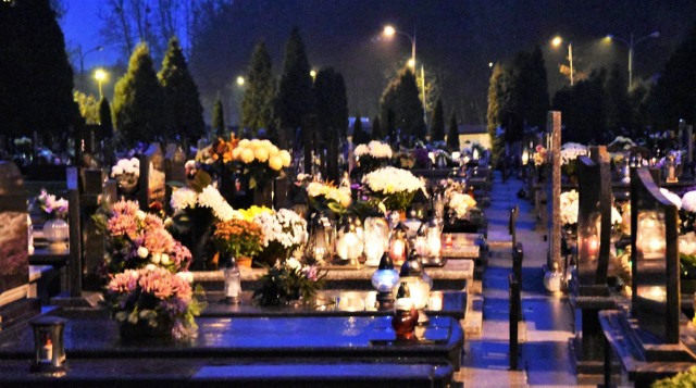 Po cmentarnym lockdownie na nekropoliach w Oświęcimiu można poczuć świąteczną atmosferę.