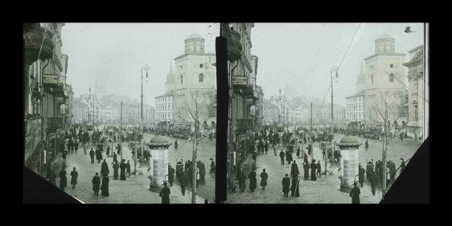 Na zdjęciu widzimy Krakowskie Przedmieście na początku XX wieku. W tle, na wysokości kościoła św. Anny, widzimy tramwaj konny. Podobne jeździły w stolicy od 1866 roku. W 1908 zastąpiły je nowoczesne, elektryczne.