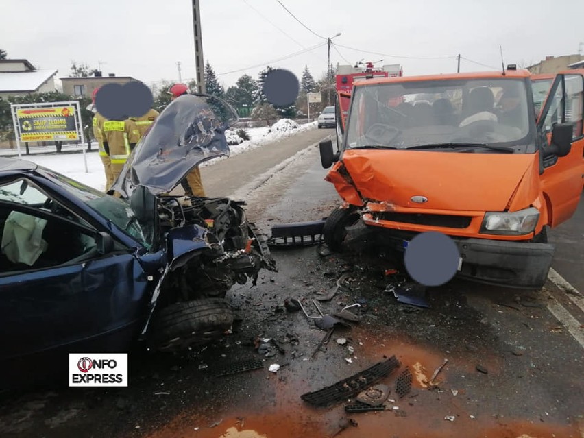 Czołowe zderzenie w Sadowie. Samochody są w opłakanym stanie