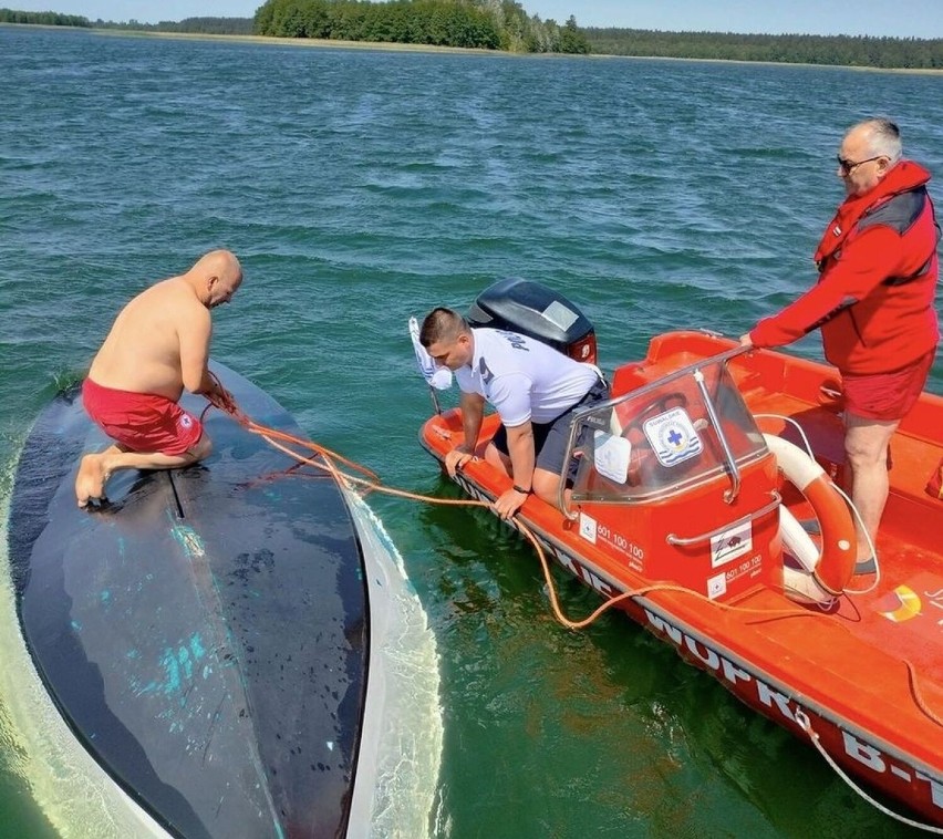 Policja i ratownicy WOPR pomogli parze żeglarzy