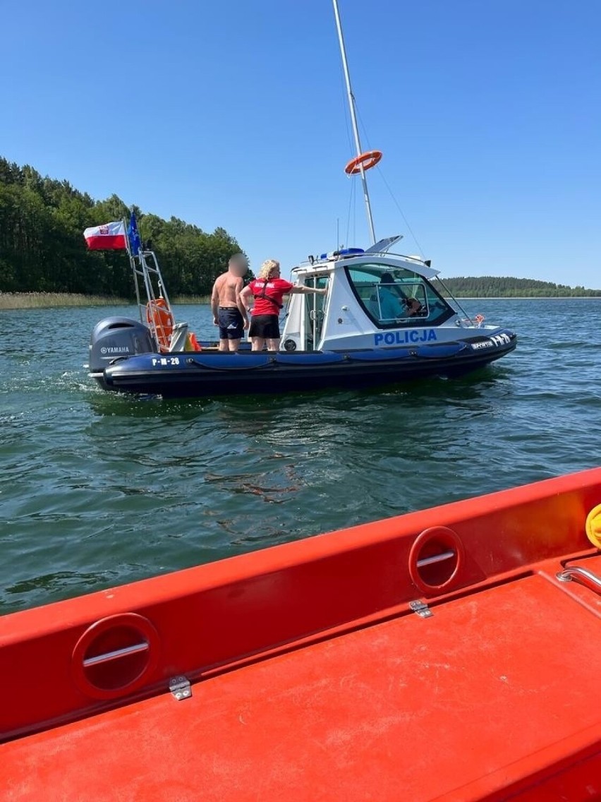 61-latek i 48-latka żeglowali na jeziorze