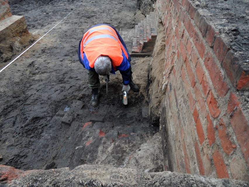 Słupsk: Trwają prace archeologiczne w fundamentach synagogi. Naukowcy odkrywają nowe szczegóły