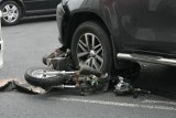 Wypadek na ul. 3 Maja w Szubinie. Motocyklista zderzył się z osobówką