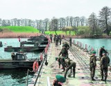 Nowy Sącz/Chełmiec. Stawiarski i Florek chcą budować składany lub pontonowy most na Dunajcu