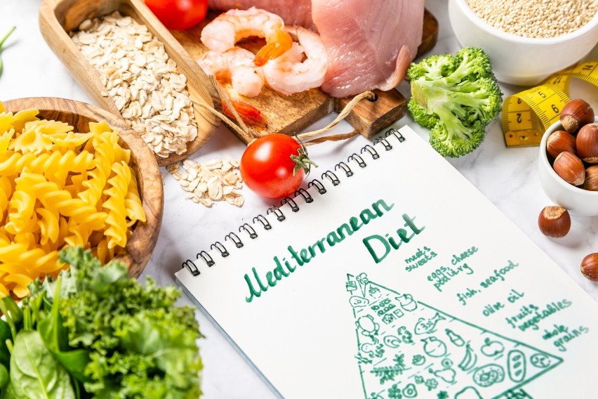 1. Dieta śródziemnomorska - jest dietą bogatą w warzywa i...
