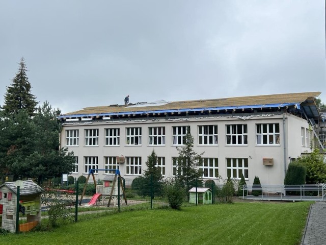 Remontowana szkoła w Kalwarii Zebrzydowskiej, stan z 30 sierpnia 2023 roku