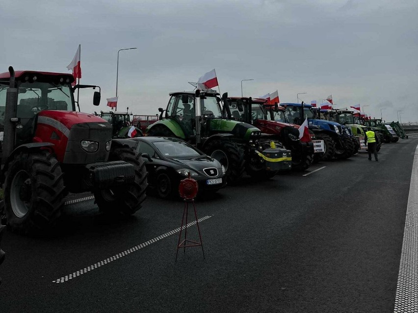 Protest rolnikow w Wielkopolsce. Prawie setka rolników blokuje węzeł drogi S5 na wysokości Czempinia [zdjęcia]
