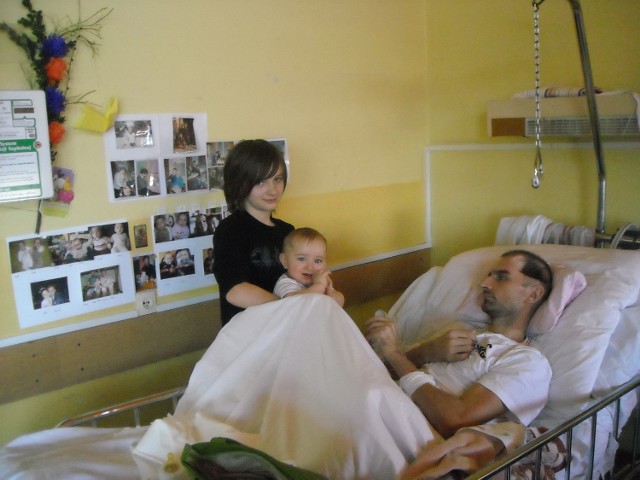 W szpitalu Leszka Jamrozińskiego odwiedzają dzieci.  Mężczyzna nie mówi i nie może się poruszać
