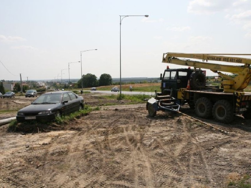 Ford na... środku budowy drogi w Kielcach stoi od tygodni. Gdzie właściciel?