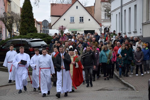 Niedziela Palmowa w Międzychodzie. Tłumy wiernych na międzychodzkim rynku i procesja z "osiołkiem" do kościoła (2.04.2023).