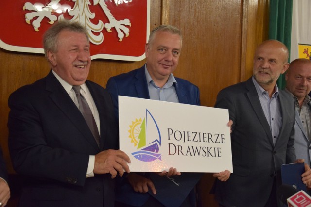 Nowy logotyp Pojezierza Drawskiego - od lewej starosta drawski Stanisław Cybula, burmistrz Szczecinka Daniel Rak i starosta szczecinecki Krzysztof Lis