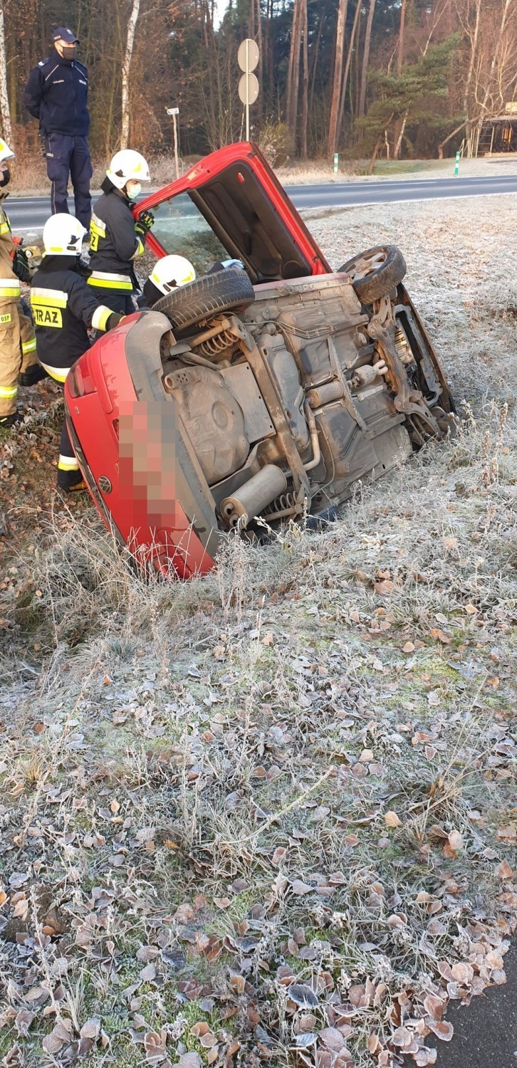 Dachowanie samochodu na trasie Wągrowiec-Poznań. Uważajmy! Warunku na drodze coraz gorsze