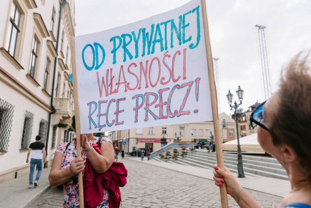 Mieszkańcy rzeszowskich osiedli m.in. Budziwoja, Przybyszówki i Bzianki swój sprzeciw przeciwko terenom zielonym na ich prywatnych działkach wyrażali również kilkanaście dni temu pod Urzędem Miasta