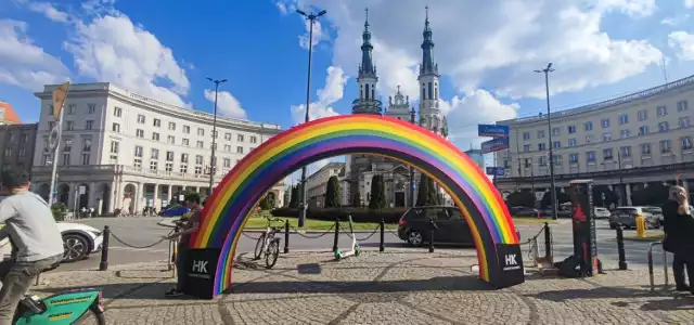Na placu Zbawiciela stanęła nowa tęcza. "Warszawa jest miastem dla wszystkich"