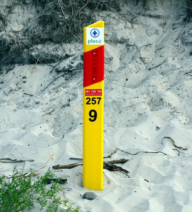 Takie słupki na plaży pokazują pozycję - umiejscowienie na mapie