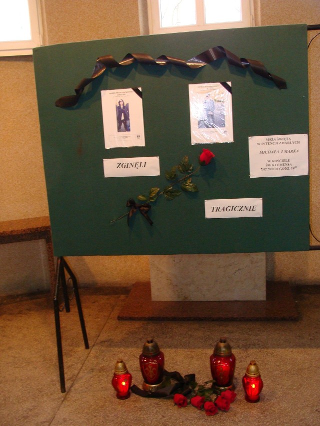 W ZSZ w Głogowie, przy zdjęciach tragicznie zmarłych uczniów płoną znicze