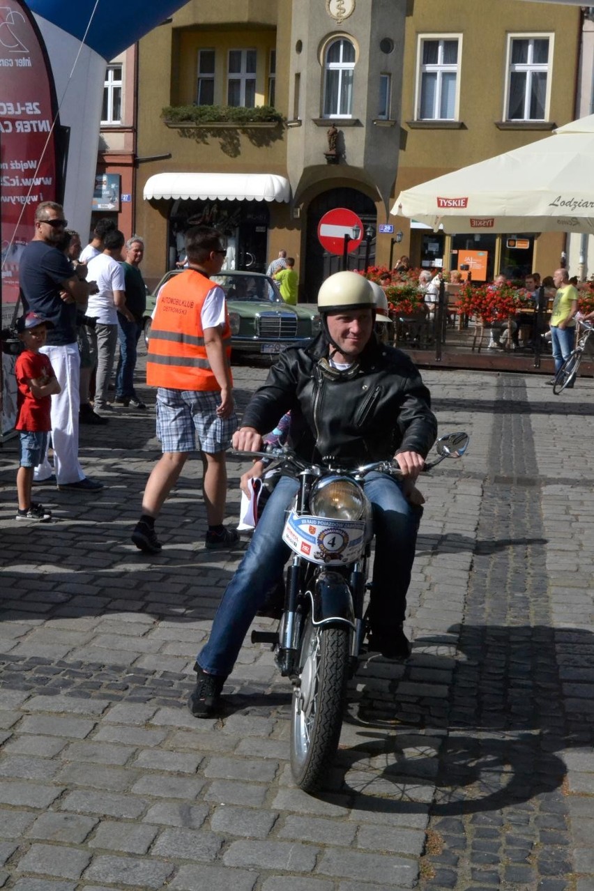 Ostrowski Rajd Pojazdów Zabytkowych. Piękne samochody na Rynku [ZDJĘCIA]