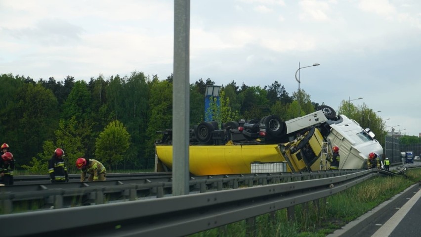 Tychy: Wywrócony tir na DK1. Blokował drogę w kierunku Katowic [ZDJĘCIA Z DRONA]