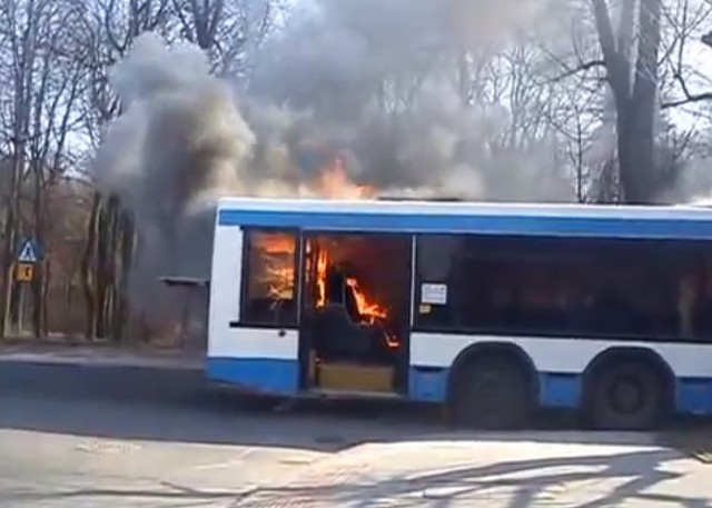 Kadr z filmu internauty z płonącym autobusem