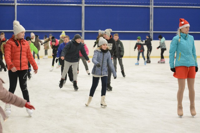 Kryte lodowisko w Radzyniu Chełmińskim otwarto w sobotę. Na razie bezpłatnie korzystać z niego mogą wszyscy chętni