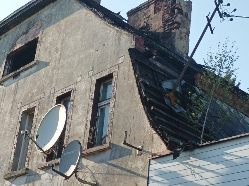 Pożar domu jednorodzinnego w centrum Sztutowa. Na miejscu jedenaście zastępów straży pożarnej
