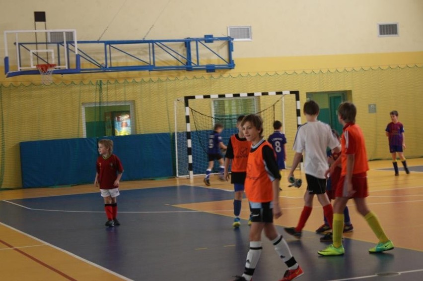 Ferie 2013 Wodzisław: Dzieci grają w piłkę halową