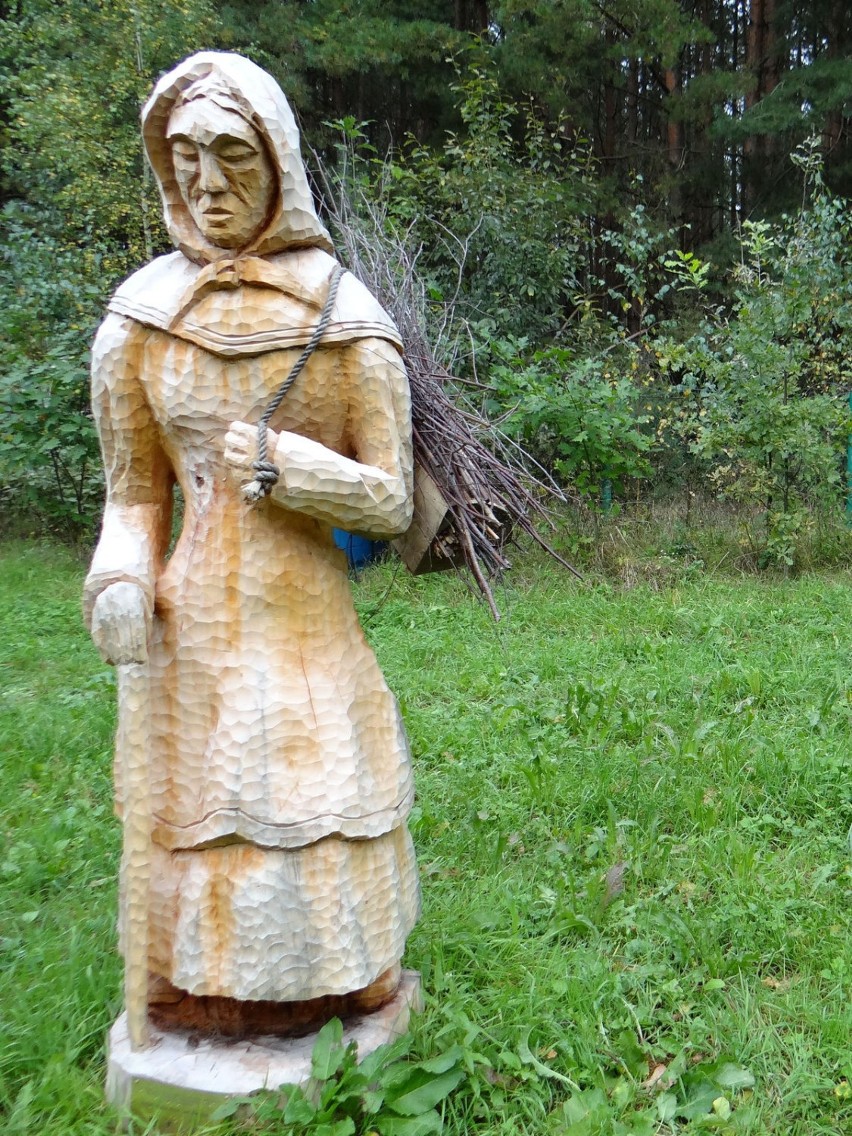 Kobieta niosąca chrust, autor Jan Kosiorek