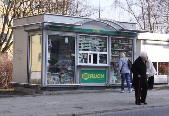 Kiedyś w takich kioskach Ruchu można było kupić i gazetę i bilet na tramwaj. Dzisiaj, pozostało ich już niewiele w przestrzeni miejskiej Gdańska