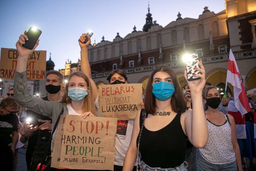 Mieszkańcy Krakowa zgromadzili się na Rynku Głównym, żeby pokazać solidarność z obywatelami Białorusi [ZDJĘCIA]