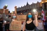 Mieszkańcy Krakowa zgromadzili się na Rynku Głównym, żeby pokazać solidarność z obywatelami Białorusi [ZDJĘCIA]